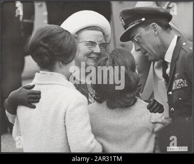 Maison royale, princesses, reines, princes, salutations, Bernhard, prince, Christina, princesse, Juliana, Queen, Margriet, princesse Date : 18 avril 1964 lieu : Noord-Holland, mots clés : salutations, reines, maison royale, princes, princesses de Schiphol Nom personnel : Bernhard, Prince, Christina, princesse, Juliana, Reine, Margriet, princesse Banque D'Images