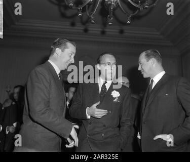 Trois Princes du Benelux lors d'un déjeuner au Kurhaus de Scheveningen, v. Prince Bernhard, Prince Charles de Luxembourg et Prince Albert de Date : 20 février 1964 lieu : Belgique, Scheveningen mots clés : Prinsen, réunions, déjeuner Nom personnel : Albert prince, Bernhard, prince, Charles, prince de Galles Banque D'Images