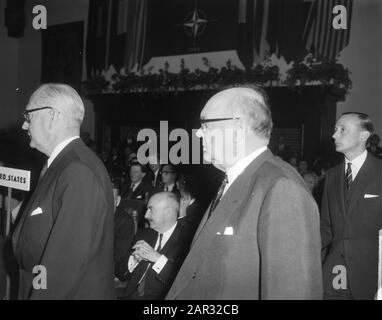 Ouverture de la conférence de l'OTAN à la Haye, Haekkerup, Couve de Murville, Schroder Date : 12 mai 1964 lieu : la Haye, Zuid-Holland mots clés : ouvertures Nom personnel : Couve de Murville, Schroder Nom de l'institution : OTAN Banque D'Images