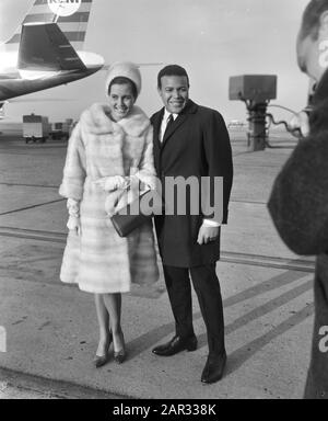 Rina Lodders Et Chubby Checker En Hollande, Arrivée Schiphol Date: 23 Décembre 1964 Lieu: Noord-Holland, Schiphol Mots Clés: Arrivées Nom Personnel: Checker, Chubby, Lodders, Rina Banque D'Images