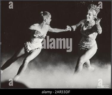 Sjoukje Dijkstra (à droite) comme bonne fée dans la glace prookje Cendrillon pendant la première de vacances sur glace dans la RAI à Amsterdam Date: 7 novembre 1967 lieu: Amsterdam, Noord-Holland mots clés: Artistes, lutte d'art, patinage, spectacles Nom personnel: Dijkstra, Sjoukje Banque D'Images