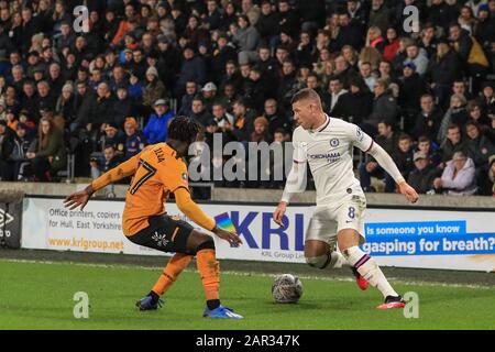 25 janvier 2020, KC Stadium, Kingston upon Hull, Angleterre; Emirates FA Cup, Hull City v Chelsea : Ross Barkley (8) de Chelsea et Mateo Kovacic (17) de Chelsea dual pour le ballon Banque D'Images