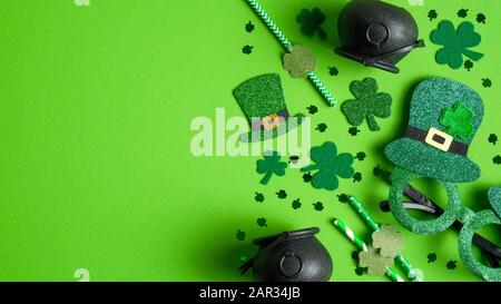 Happy Saint Patricks Day plat composition avec des trèfle de feuilles shamrock, des verres de fête, chapeau d'elf irlandais, des pots d'or, des pailles à boire. St Patrick’s D Banque D'Images