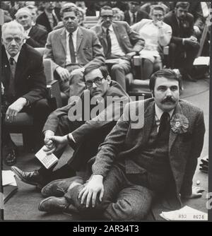 Samedi le Congrès de la PvdA s'est terminé dans le centre des congrès RAI d'Amsterdam. André van der Louw (avec moustache) et Han Lammers s'assoient sur le terrain à l'écoute du Dr Mansholt Date: 25 novembre 1967 lieu: Amsterdam, Noord-Holland mots clés: Congrès, partis, personnalité politique: Lammers, Han, Louw, André van der Fotograaf: Koch, Eric/Anefo Banque D'Images