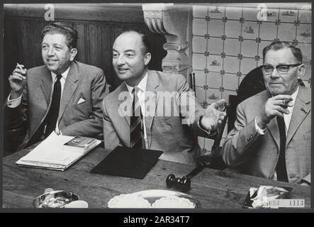 Réunion du groupe KVP au Erf Volkschogeschogeschool Ons à Berg en Dal près de Nijmegen. Derrière la table du conseil d'administration de M. Baeten, Schmelzer (président) et VD. Équipe Date: 29 août 1967 lieu: Berg en Dal mots clés: Politiciens, partis politiques, réunions Nom personnel: Baeten, Team V.D., Schmelzer, Norbert Banque D'Images
