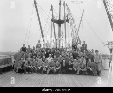Départ Concertgebouw Orchestra to America, départ de Rotterdam per Rijndam Date: 1 octobre 1954 lieu: Rotterdam, South-Holland mots clés: Portraits de groupe, musiciens, orchestres, navires à passagers Banque D'Images