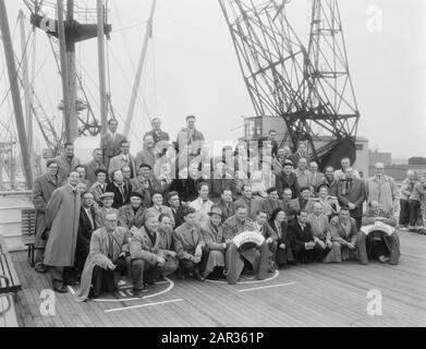 Départ Concertgebouw Orchestra to America, départ de Rotterdam per Rijndam Date: 1 octobre 1954 lieu: Rotterdam, South-Holland mots clés: Portraits de groupe, musiciens, orchestres, navires à passagers Banque D'Images