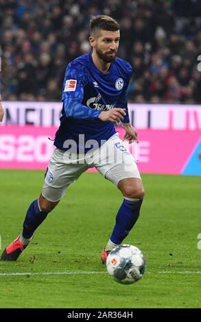 Munich, Allemagne. 25 janvier 2020. Football: Bundesliga, Bayern Munich - FC Schalke 04, 19ème journée de jumelage. Matija Nastasic, un malicieux, joue le ballon. Crédit: Angelika Warmuth/dpa - NOTE IMPORTANTE: Conformément aux réglementations de la DFL Deutsche Fußball Liga et de la DFB Deutscher Fußball-Bund, il est interdit d'exploiter ou d'exploiter dans le stade et/ou à partir du jeu des photos prises sous forme d'images de séquence et/ou de séries de photos de type vidéo./dpa/Alay Live News Banque D'Images