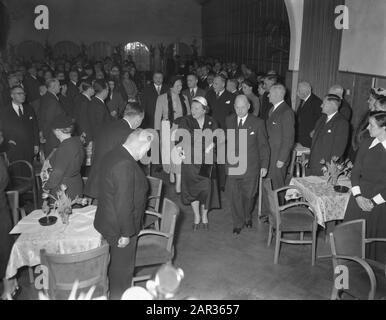 Queen Juliana visite une réunion du Conseil pour la Mission dans l'Eglise réformée néerlandaise d'Utrecht Date: 5 février 1955 lieu: Utrecht (province), Utrecht (ville) mots clés: Visite, Reine Nom: Juliana (Reine Pays-Bas) Banque D'Images