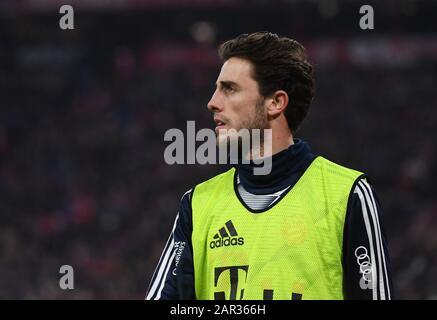 Munich, Allemagne. 25 janvier 2020. Football: Bundesliga, Bayern Munich - FC Schalke 04, 19ème journée de jumelage. Le nouveau venu de Bavière Alvaro Odriozola va se réchauffer. Crédit: Angelika Warmuth/dpa - NOTE IMPORTANTE: Conformément aux réglementations de la DFL Deutsche Fußball Liga et de la DFB Deutscher Fußball-Bund, il est interdit d'exploiter ou d'exploiter dans le stade et/ou à partir du jeu des photos prises sous forme d'images de séquence et/ou de séries de photos de type vidéo./dpa/Alay Live News Banque D'Images