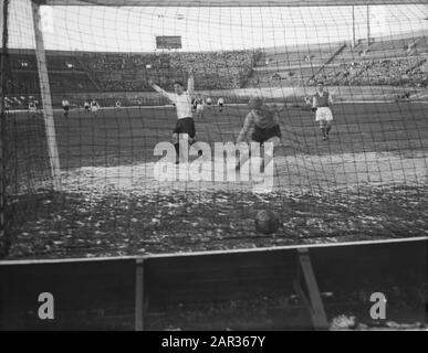 Équipe néerlandaise de football contre Reims 4-0, buts v de Harder avec Van der Gijp derrière Binnikaldi Date: 16 février 1955 lieu: France, Reims mots clés: Buts, sport, football Nom personnel: Binnikaldi Banque D'Images