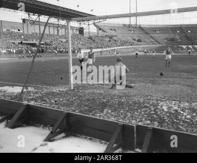 Équipe néerlandaise de football contre Reims 4-0 Date: 16 février 1955 lieu: France, Reims mots clés: Sport, football Nom de l'institution: Équipe néerlandaise Banque D'Images