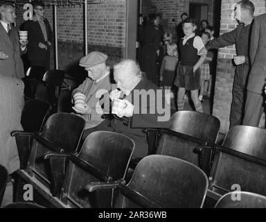 Exercice BB [protection population] à Arnhem, distribution massive de nourriture Date: 21 septembre 1955 lieu: Arnhem mots clés: Aide, organisations d'urgence, exercices Nom personnel: BB Banque D'Images