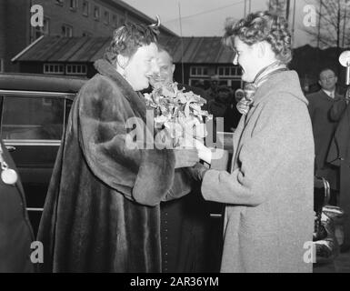 Visite de travail Reine Juliana à Arnhem, ouverture Diaconessenhuis Date: 23 novembre 1955 lieu: Arnhem mots clés: Visites, reines, maison royale, ouvertures, hôpitaux Nom personnel: Juliana, Reine Banque D'Images