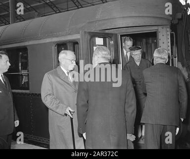 L'ancien président Harry Truman arrive à la gare Hollands Spoor à la Haye Date: 14 juin 1956 lieu: La Haye, Zuid-Holland mots clés: Arrivées, visites, présidents, chemins de fer, stations Nom personnel: Truman, Harry Banque D'Images