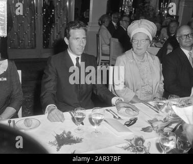 Visite de la princesse Margaret d'Angleterre et de Lord Snowdon aux Pays-Bas à l'occasion de l'ouverture de la semaine britannique à Amsterdam Lord Snowdon et la reine Juliana à la table du déjeuner à l'hôtel Amstel Datum : 14 mai 1965 lieu : Amsterdam, Noord-Holland mots clés : Tombes, hôtels, reines, repas Nom personnel: Juliana (Queen Netherlands), Snowdon, Lord Nom de l'établissement: Amstelhotel Banque D'Images