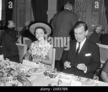 Visite de la princesse Margaret d'Angleterre et de Lord Snowdon (?) à l'occasion de l'ouverture de la semaine britannique à Amsterdam princesse Margaret à la table du déjeuner à l'hôtel Amstel Date: 14 mai 1965 lieu: Amsterdam, Noord-Holland mots clés: Hôtels, repas, princesses Nom personnel: Margaret (Princesse Grande-Bretagne) Nom De L'Établissement: Amstelhotel Banque D'Images