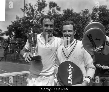 Tennis À Hilversum, John Newcombe Et Tom Okker Date: 25 Juillet 1965 Lieu: Hilversum Mots Clés: Tennis Nom Personnel: Okker, Tom Banque D'Images