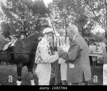 Dratters on Mereveld, to amateur Championship, gagnant H. J. Pots reçoit le whip argent du président G. Joustra Date: 8 août 1965 mots clés: Trotting, Championships, Winners , présidents Nom personnel: G. Joustra, H. J. Pots Banque D'Images