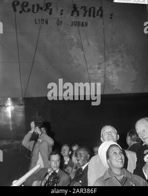 Lancement de deux cargaisons de six mille tonnes à Verolme à Rozenburg Spectateurs au cours de la cérémonie. Front droit Mme Yilma Deressa qui a effectué le baptême Date: 11 octobre 1965 lieu: Rozenburg, Zuid-Holland mots clés: Cérémonies, construction navale, lancement, navires de fret Nom personnel: Deressa, Yilma Banque D'Images