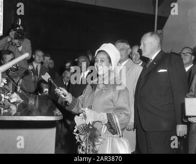 Lancement de deux cargaisons de six mille tonnes à Verolme à Rozenburg Mme Yilma Deressa tout en réalisant le baptême Date: 11 octobre 1965 lieu: Rozenburg, Zuid-Holland mots clés: Cérémonies, construction navale, lancement, cargaisons Nom personnel: Deressa, Yilma Banque D'Images
