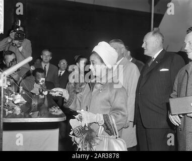 Lancement de deux cargaisons de six mille tonnes à Verolme à Rozenburg Mme Yilma Deressa tout en réalisant le baptême Date: 11 octobre 1965 lieu: Rozenburg, Zuid-Holland mots clés: Cérémonies, construction navale, lancement, cargaisons Nom personnel: Deressa, Yilma Banque D'Images
