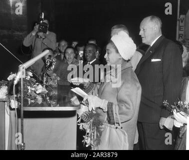 Lancement de deux cargaisons de six mille tonnes à Verolme à Rozenburg Mme Yilma Deressa tout en réalisant le baptême Date: 11 octobre 1965 lieu: Rozenburg, Zuid-Holland mots clés: Cérémonies, construction navale, lancement, cargaisons Nom personnel: Deressa, Yilma Banque D'Images