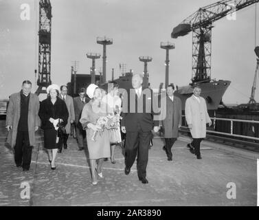 Lancement de deux cargaisons de six mille tonnes à Verolme à Rozenburg Walking Company au chantier naval. Front (avec fleurs) Mme Yilma Deressa qui a effectué le baptême Date: 11 octobre 1965 lieu: Rozenburg, Zuid-Holland mots clés: Cérémonies, construction navale, lancement, navires de fret Nom personnel: Deressa, Yilma Banque D'Images