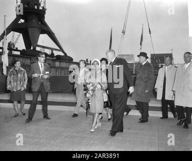 Lancement de deux cargaisons de six mille tonnes à Verolme à Rozenburg Walking Company au chantier naval. Au milieu Mme Yilma Deressa qui a effectué le baptême Date: 11 octobre 1965 lieu: Rozenburg, Zuid-Holland mots clés: Cérémonies, construction navale, lancement, navires de fret Nom personnel: Deressa, Yilma Banque D'Images