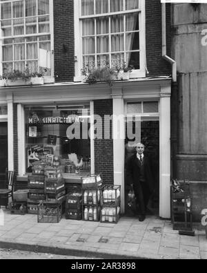 Acteur Leen Jongewaard dans une épicerie au Singel à Amsterdam Leen Jongewaard alors qu'il quitte le magasin Annotation: Affectation Veenhoven Date: 18 octobre 1965 lieu: Amsterdam, Noord-Holland mots clés: Acteurs, épicerie, magasins Nom personnel: Jongewaard, Leen Banque D'Images