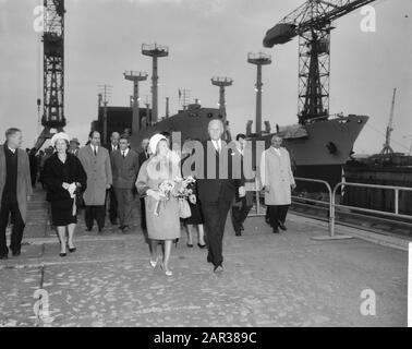 Lancement de deux cargaisons de six mille tonnes à Verolme à Rozenburg Walking Company au chantier naval. Front (avec fleurs) Mme Yilma Deressa qui a effectué le baptême Date: 11 octobre 1965 lieu: Rozenburg, Zuid-Holland mots clés: Cérémonies, construction navale, lancement, navires de fret Nom personnel: Deressa, Yilma Banque D'Images