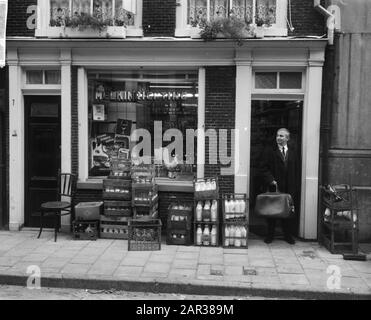 Acteur Leen Jongewaard dans une épicerie au Singel à Amsterdam Leen Jongewaard alors qu'il quitte le magasin Date: 18 octobre 1965 lieu: Amsterdam, Noord-Holland mots clés: Acteurs, épiceries, boutiques Nom personnel: Jongewaard, Leen Banque D'Images