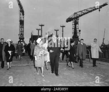 Lancement de deux cargaisons de six mille tonnes à Verolme à Rozenburg Walking Company au chantier naval. Front (avec fleurs) Mme Yilma Deressa qui a effectué le baptême Date: 11 octobre 1965 lieu: Rozenburg, Zuid-Holland mots clés: Cérémonies, construction navale, lancement, navires de fret Nom personnel: Deressa, Yilma Banque D'Images