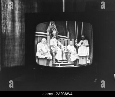 Image télévisée du Pape Paul VI à la fin du Concile Vatican II avec un discours à Rome Date: 8 décembre 1965 lieu: Italie, Rome mots clés: Uniformes Nom personnel: Paul VI (pape) Banque D'Images