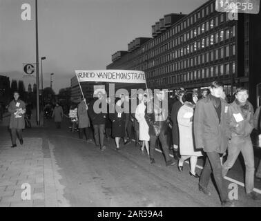 Manifestation march avec slogans contre la politique de police d'Amsterdam par les organisations de jeunesse Date: 13 avril 1966 mots clés: Organisation de jeunes, Manifestation marsen Banque D'Images