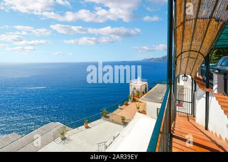 Vue sur la mer Méditerranée et la côte amalfitaine depuis le niveau de la rue au-dessus d'une terrasse lors d'une journée d'été ensoleillée près de Sorrente, Italie. Banque D'Images