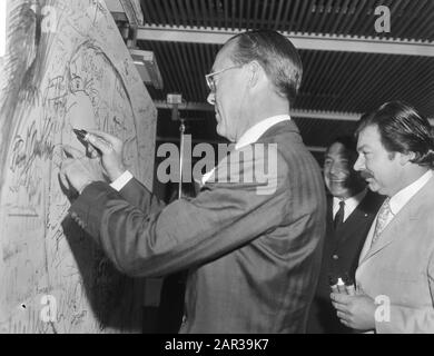 Prince Bernhard ouvre la construction de la société Turnac Tabacco NV, le prince établit la signature Date : 11 mai 1966 Nom personnel : Bernhard, prince Nom de l'établissement : Turmac Tobacco Comp Banque D'Images