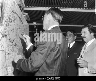 Prins Bernhard a ouvert la construction de la société Turnac Tabacco NV Date: 11 mai 1966 mots clés: Bâtiments Nom personnel: Bernhard, prince Nom de l'établissement: Turmac Tobacco Comp Banque D'Images