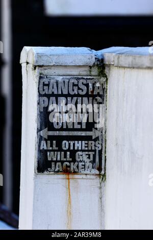 Gangsta parking Se connecter Seulement au village de Nant y Moel dans la haute vallée d'Ogmore, Mid Glamourgan, Pays de Galles du Sud, Royaume-Uni Banque D'Images