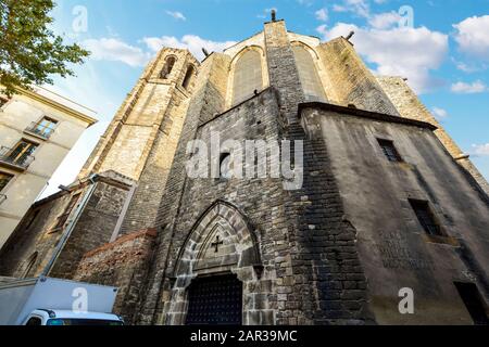 L'entrée extérieure arrière de l'église gothique du XIVe siècle Santa Maria del Pi dans le quartier gothique de Barcelone Espagne à Placa del Pi. Banque D'Images