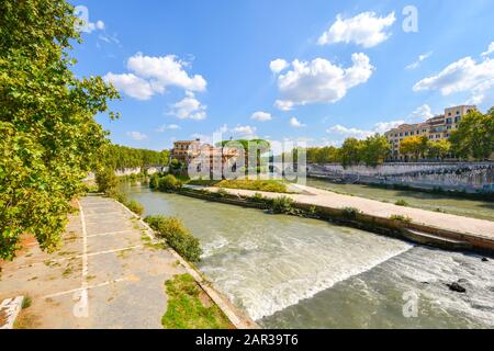 L'île Tiber sur le Tibre à Rome, en Italie, lors d'une chaude journée d'été Banque D'Images
