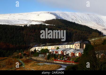 Village de Nant y Moel dans la vallée supérieure d'Ogmore avec chute de neige d'une nuit sur les collines derrière, Mid Glamourgan, Pays de Galles du Sud, Royaume-Uni Banque D'Images