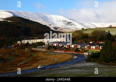 Village de Nant y Moel dans la vallée supérieure d'Ogmore avec chute de neige d'une nuit sur les collines derrière, Mid Glamourgan, Pays de Galles du Sud, Royaume-Uni Banque D'Images