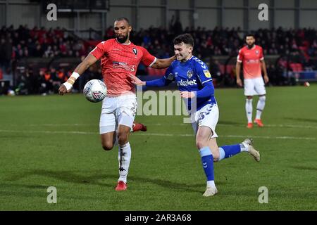 Salford, Royaume-Uni. 25 janvier 2020. Salford, ANGLETERRE - 25 JANVIER Nathan Pond de Salford City et Jonny Smith d'Oldham Athletic pendant le match de Sky Bet League 2 entre Salford City et Oldham Athletic à Moor Lane, Salford le samedi 25 janvier 2020. (Crédit: Eddie Garvey | MI News ) la photographie ne peut être utilisée qu'à des fins de rédaction de journaux et/ou de magazines, licence requise à des fins commerciales crédit: Mi News & Sport /Alay Live News Banque D'Images