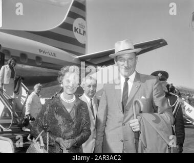 Ministre Lun (avec chapeau de paille) de retour de vacances à l'aéroport de Schiphol, Ministre Lun et épouse Date: 17 août 1966 lieu: Noord-Holland, Schiphol mots clés: Femme, vacances Nom personnel : Lun, J.A. M.H., Lun, Joseph Banque D'Images