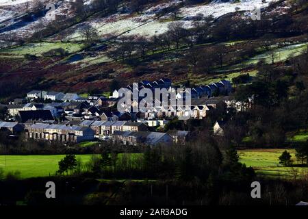 Ancien village minier de Wyndham dans la vallée supérieure d'Ogmore, avec une chute de neige d'une nuit sur les collines derrière, Mid Glamourgan, Pays de Galles du Sud, Royaume-Uni Banque D'Images