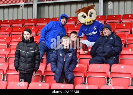 Salford, Royaume-Uni. 25 janvier 2020. Salford, ANGLETERRE - 25 JANVIER les fans d'Oldham pendant le match de Sky Bet League 2 entre Salford City et Oldham Athletic à Moor Lane, Salford le samedi 25 janvier 2020. (Crédit: Eddie Garvey | MI News ) la photographie ne peut être utilisée qu'à des fins de rédaction de journaux et/ou de magazines, licence requise à des fins commerciales crédit: Mi News & Sport /Alay Live News Banque D'Images