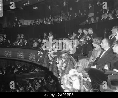 Première du film Brandt Paris? Dans le Tuschinski-Théâtre d'Amsterdam la Reine Juliana et le Prince Bernhard sont parmi ceux présents à la première du film Brandt Paris? (Paris brûle-t-il) Date: 27 octobre 1966 lieu: Amsterdam, Noord-Holland mots clés: Cinémas, reines, premières, princes Nom personnel: Bernhard (prince Pays-Bas), Juliana (Queen Pays-Bas) Banque D'Images