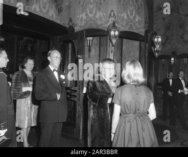 Première du film Brandt Paris? Dans le Tuschinski-Théâtre d'Amsterdam la Reine Juliana et le Prince Bernhard sont parmi ceux présents à la première du film Brandt Paris? [Paris brûle-t-il?] Date: 27 octobre 1966 lieu: Amsterdam, Noord-Holland mots clés: Cinémas, films, reines, premières, princes Nom personnel: Bernhard (prince Pays-Bas), Juliana (Queen Pays-Bas) Banque D'Images