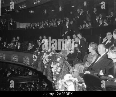 Première du film Brandt Paris? Dans le Tuschinski-Théâtre d'Amsterdam la Reine Juliana et le Prince Bernhard sont parmi ceux présents à la première du film Brandt Paris? [Paris brûle-t-il?] Date: 27 octobre 1966 lieu: Amsterdam, Noord-Holland mots clés: Cinémas, films, reines, premières, princes Nom personnel: Bernhard (prince Pays-Bas), Juliana (Queen Pays-Bas) Banque D'Images